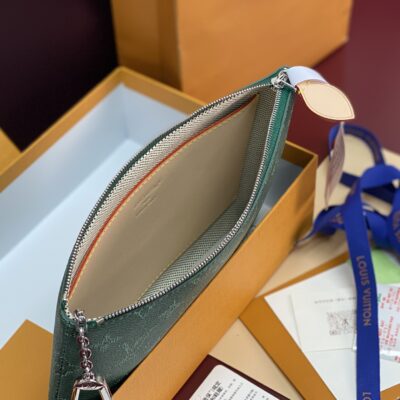 LV高仿綠色手拿包 Monogram壓紋皮革收納包 時尚百搭精品 推薦M27109