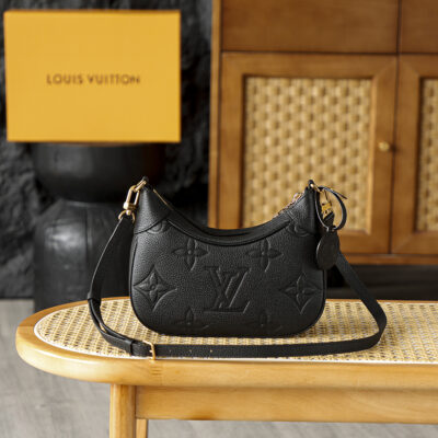 Louis Vuitton 高仿Monogram壓紋腋下包 黑色小巧手袋 金屬LV掛飾復刻款