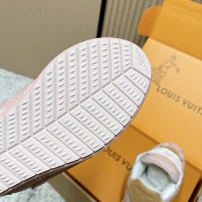 LV 精品仿製 Charlie 粉色滿印運動鞋柔粉設計人氣女鞋