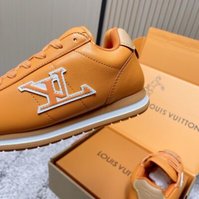 這款 LV 精品仿製 Charlie 橘棕運動鞋，以 Louis Vuitton 經典低筒輪廓結合亮面小牛皮質感打造。鮮明的橘棕色調展現活力與高級感，搭配米色皮革拼接與白色 LV 立體標誌，造型層次分明。鞋舌壓印品牌標誌，展現低調奢華細節。橡膠鞋底輕量防滑，避震性能優異，穿著舒適穩定。此款精品仿製鞋款比例精準、縫線平整，細節完全對標原版工藝，兼具時尚與實穿性。無論搭配休閒牛仔、運動長褲或西裝外套，都能展現獨特品味。本站提供全程追蹤配送、退換保障與秘密包裝，讓您安心入手高品質精品級仿製鞋款。