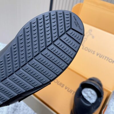 LV A貨 Charlie 全黑運動鞋 低筒設計 極簡時尚款