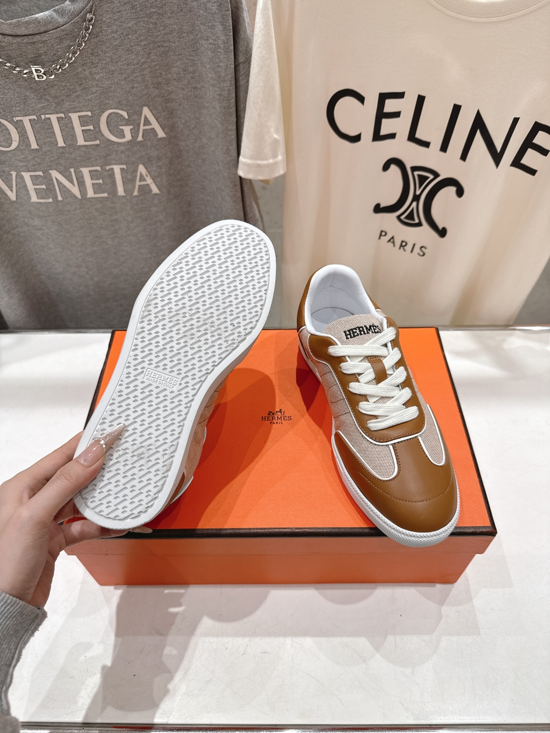 Hermès 高仿莆田鞋 棕白拼色低筒運動鞋 復古質感 穩定好走 法式休閒風