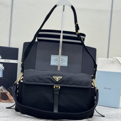 Prada 原單 尼龍翻蓋斜背包 黑色實用款  義式極簡精品風1BD391