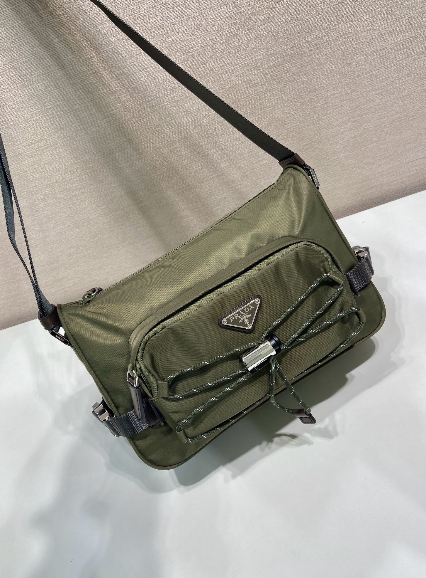Prada 復刻版 尼龍弦繩肩背包 軍綠機能款 義式極簡風格2VH192