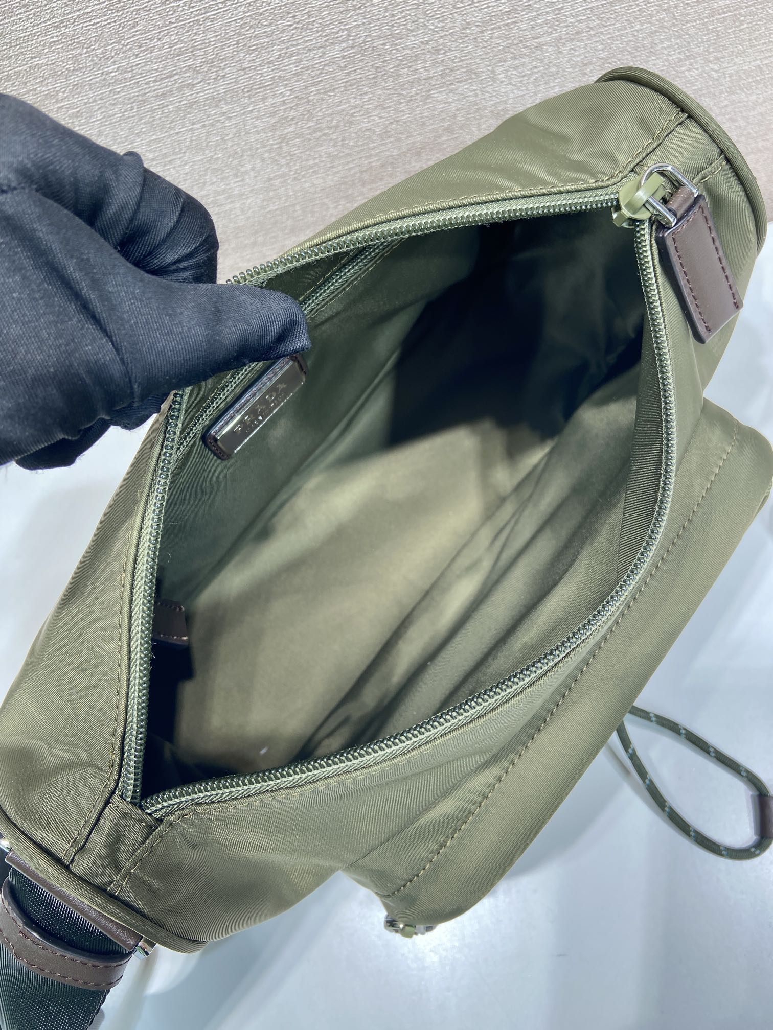 Prada 復刻版 尼龍弦繩肩背包 軍綠機能款 義式極簡風格2VH192