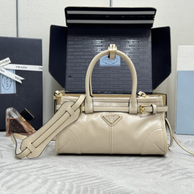 Prada 高仿莆田鞋 亮面皮革迷你手提包 米白溫潤款義式優雅風格1BA486