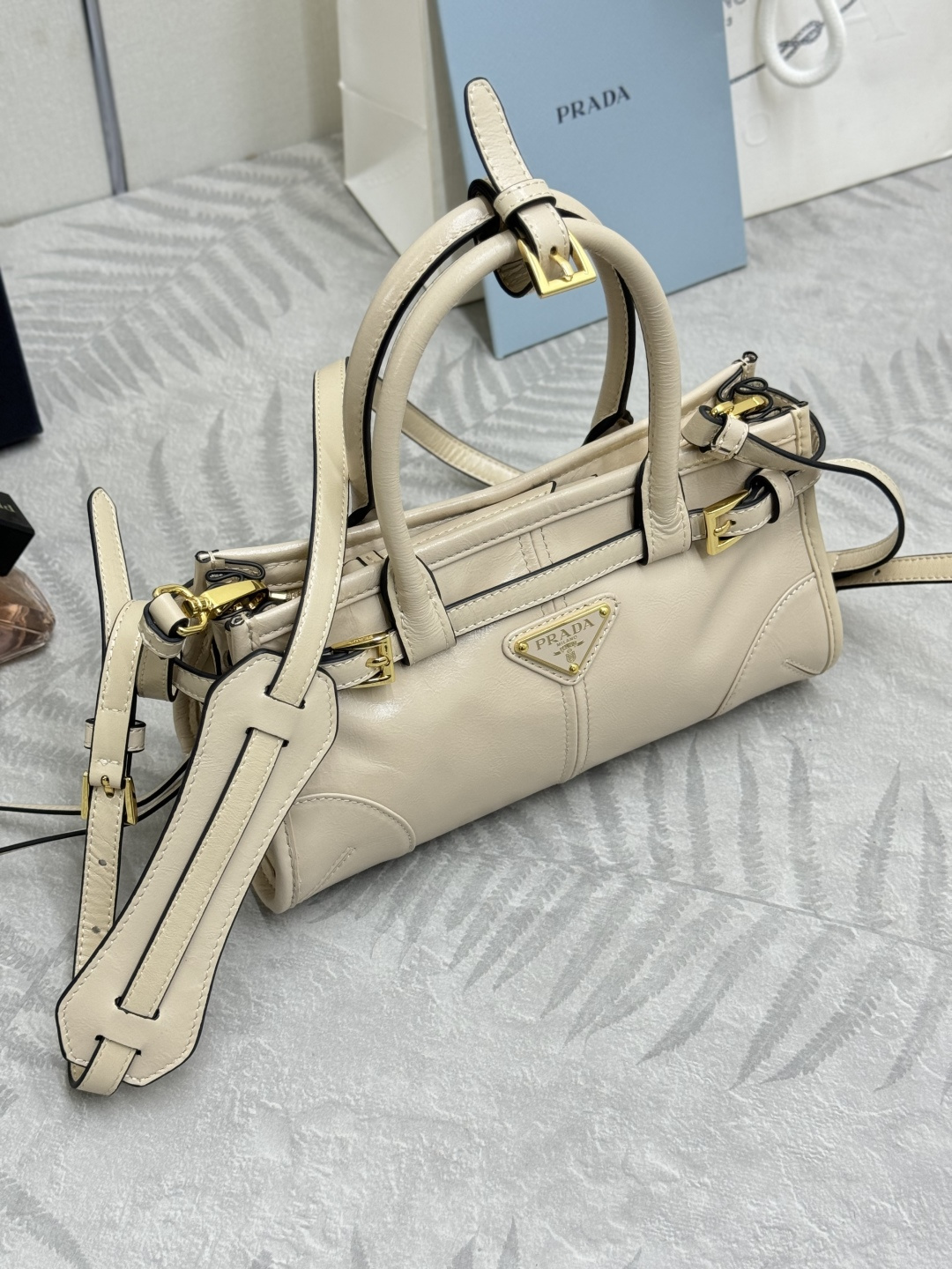 Prada 高仿莆田鞋 亮面皮革迷你手提包 米白溫潤款義式優雅風格1BA486