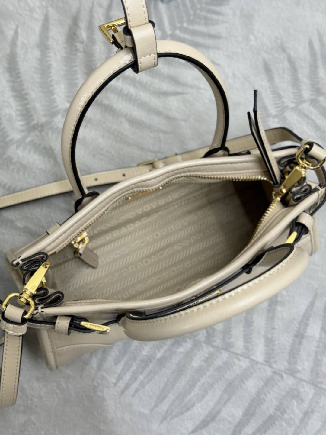 Prada 高仿莆田鞋 亮面皮革迷你手提包 米白溫潤款義式優雅風格1BA486
