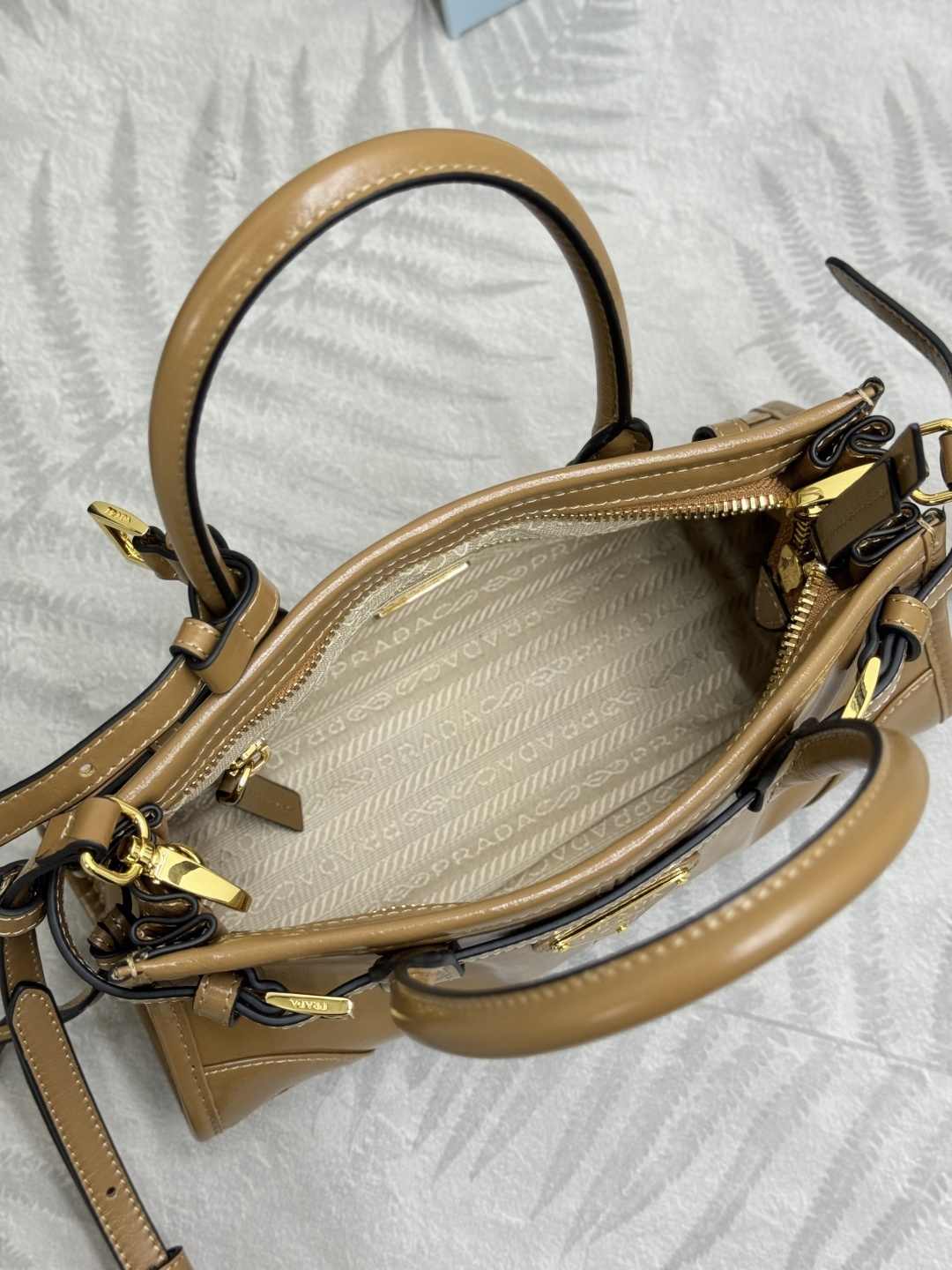 Prada 高仿 亮面皮革迷你手提包 焦糖棕經典款 義式優雅風格1BA486