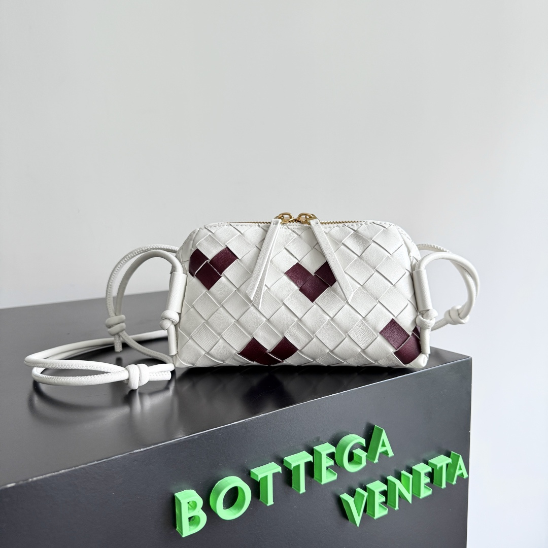 Bottega Veneta 風格靈感 拼色編織拉鍊斜背包 米白酒紅 小巧設計款794258