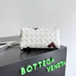 Bottega Veneta 風格靈感 拼色編織拉鍊斜背包 米白酒紅 小巧設計款794258