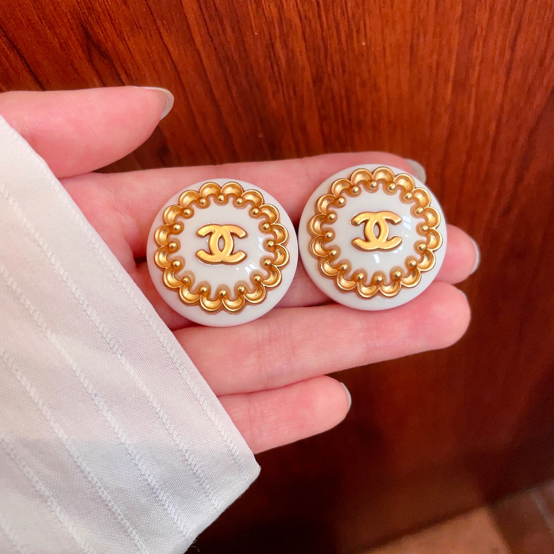 Chanel高仿白色琺瑯圓形耳環復古金邊設計優雅氣質法式經典時尚耳飾
