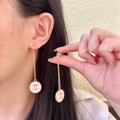 Chanel高仿雙C吊墜長鏈耳環復古琺瑯圓牌設計優雅氣質法式時尚耳飾