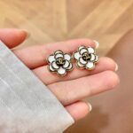 ChanelA貨耳環山茶花雙C標誌設計優雅氣質經典名媛風格
