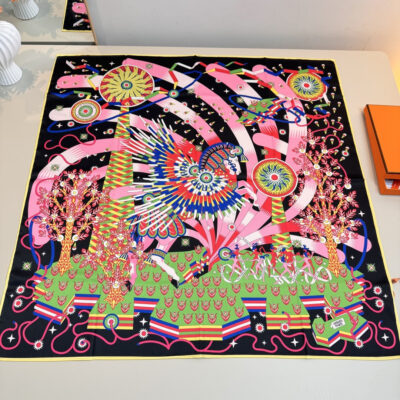 Hermes高仿絲巾經典馬術飛鳥圖騰黑底撞色藝術印花大方巾時尚高級百搭配件90*90cm