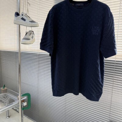Louis Vuitton高仿短袖針織上衣深藍色棋盤格壓紋設計寬鬆版型質感百搭休閒男款