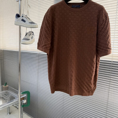 Louis Vuitton高仿短袖針織上衣咖啡色棋盤格壓紋設計寬鬆版型時尚百搭休閒男款
