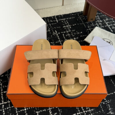 Hermes高仿拖鞋H字母鏤空設計卡其麂皮質感舒適百搭時尚高級精品涼拖