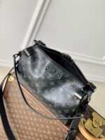 Louis Vuitton高仿Soft Trunk黑色Monogram斜背包潮流男士精品方形郵差包