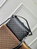 Louis Vuitton高仿Soft Trunk黑色Monogram斜背包潮流男士精品方形郵差包