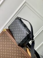 Louis Vuitton高仿Soft Trunk黑色Monogram斜背包潮流男士精品方形郵差包
