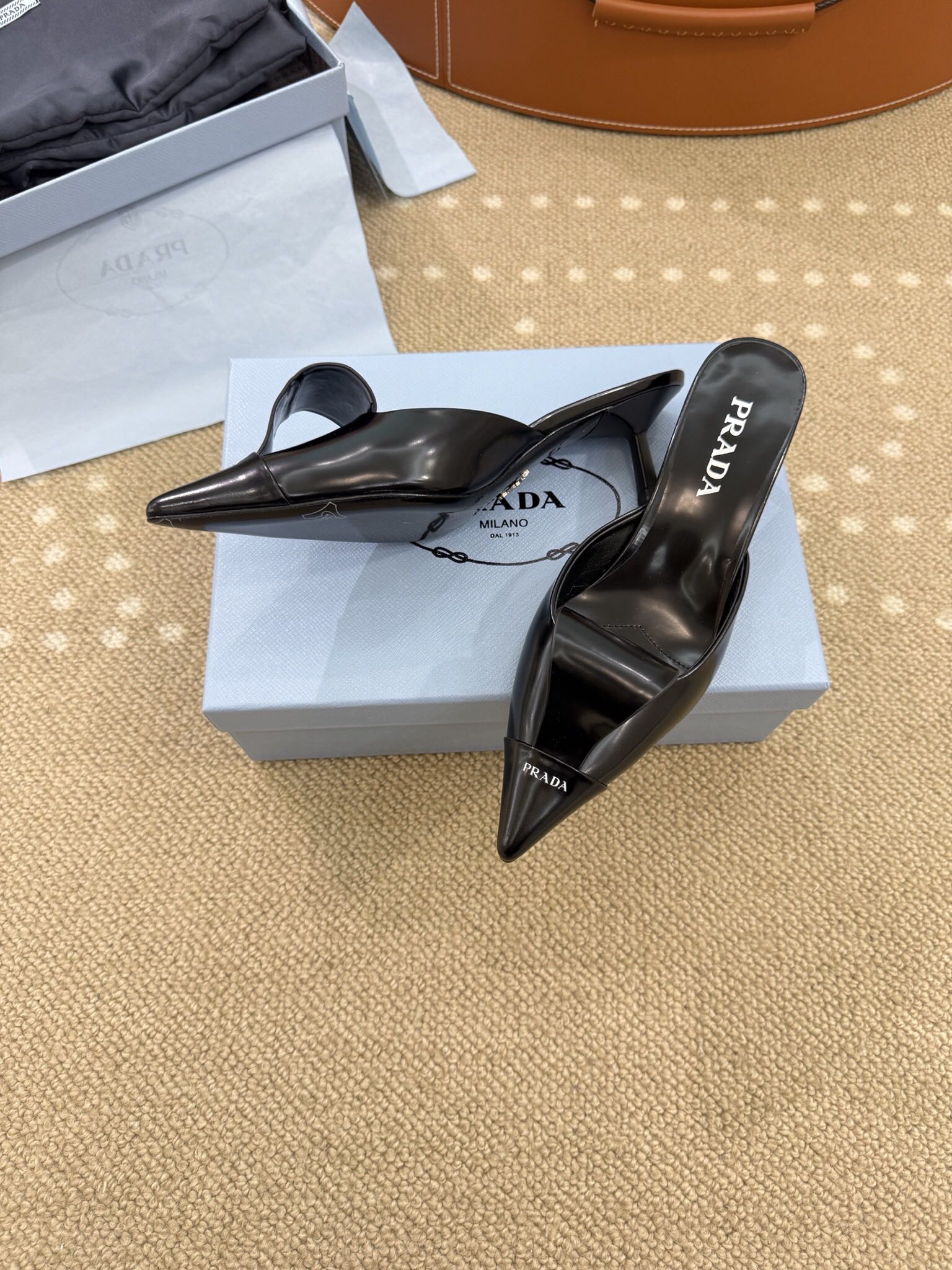 PradaA貨穆勒鞋黑色亮面尖頭設計低跟拖鞋極簡時尚精品女鞋