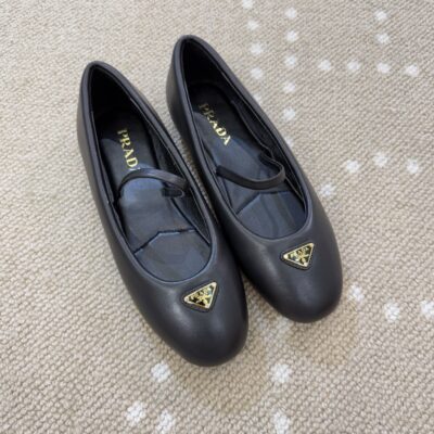 Prada精品仿製瑪麗珍平底鞋黑色圓頭三角Logo設計復古氣質百搭女鞋