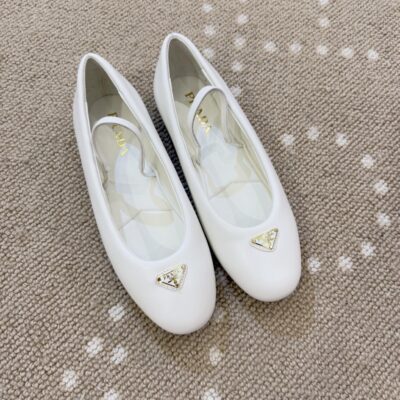 Prada高仿莆田鞋瑪麗珍平底鞋白色圓頭三角Logo設計優雅百搭女鞋