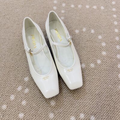 Prada精品仿製瑪麗珍低跟鞋白色方頭細帶扣設計優雅復古氣質女鞋