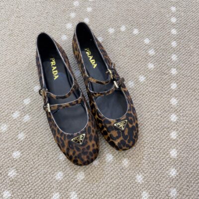 Prada高仿網站豹紋雙帶瑪麗珍平底鞋復古三角Logo設計時尚百搭女鞋