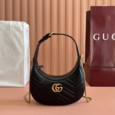 Gucci高仿GG Marmont半月肩背包黑色絎縫設計復古百搭鏈條款時尚精品風格699514