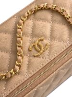 Chanel高仿魚子醬牛皮菱格鏈條手提化妝包卡其米色迷你斜背包法式優雅設計