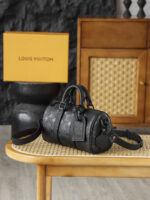 Louis Vuitton高仿Mini Keepall黑色Monogram壓紋手提斜背包時尚旅行精品包款