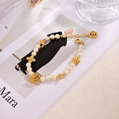 Louis Vuitton原單手鍊珍珠拼接LV吊飾設計優雅時尚精品風格