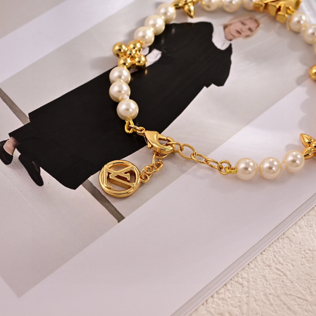 Louis Vuitton原單手鍊珍珠拼接LV吊飾設計優雅時尚精品風格