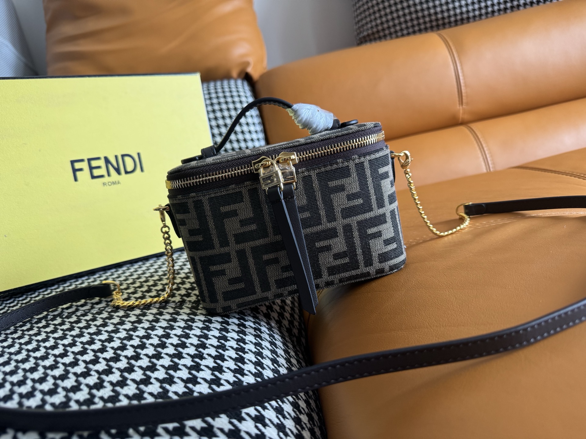 FENDI Vanity 煙草棕FF提花小盒子包 16cm 雙拉鍊手提斜背包 精品復刻版