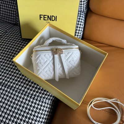 Fendi高仿Vanity迷你手提包FF立體壓紋納帕皮革斜背包義式時尚設計