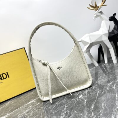 Fendi高仿Fendessence新月腋下包Selleria手工縫線時尚百搭義式精品設計