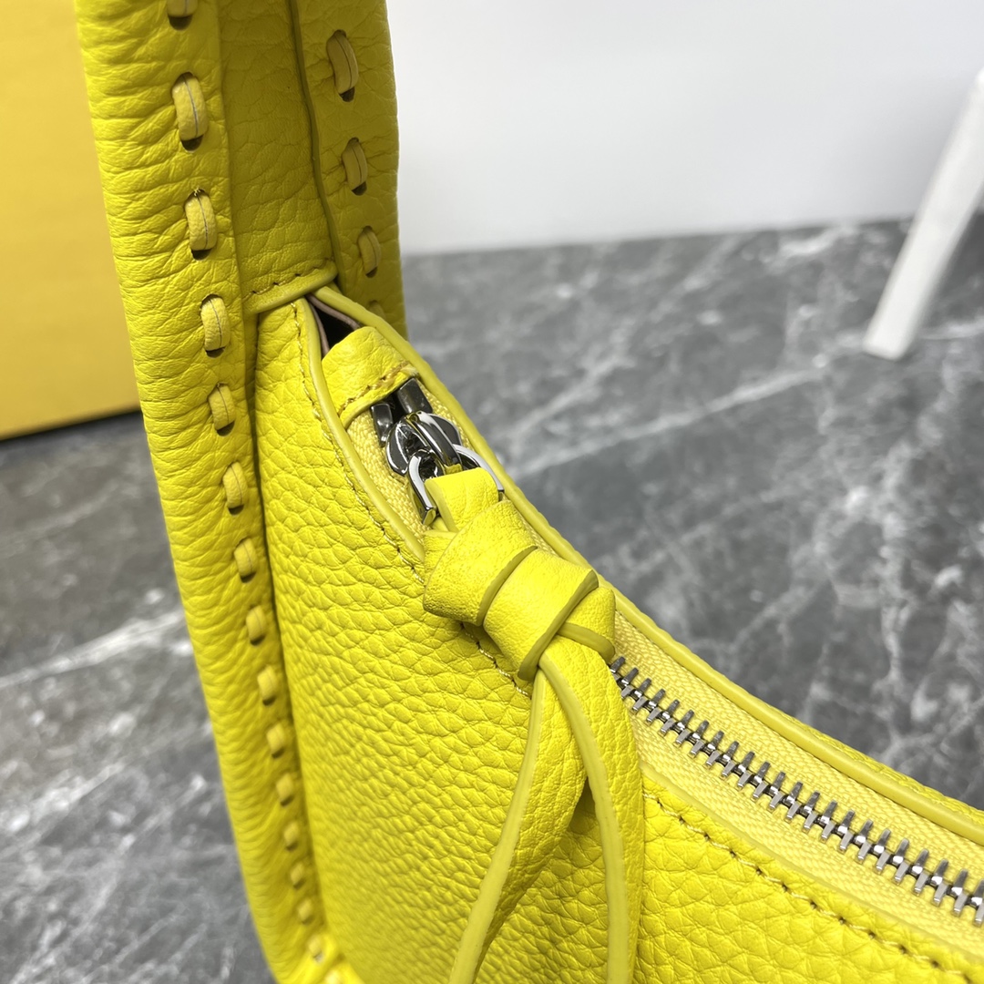 Fendi高仿Fendessence小雞黃新月腋下包Selleria手工縫線時尚百搭義式精品設計