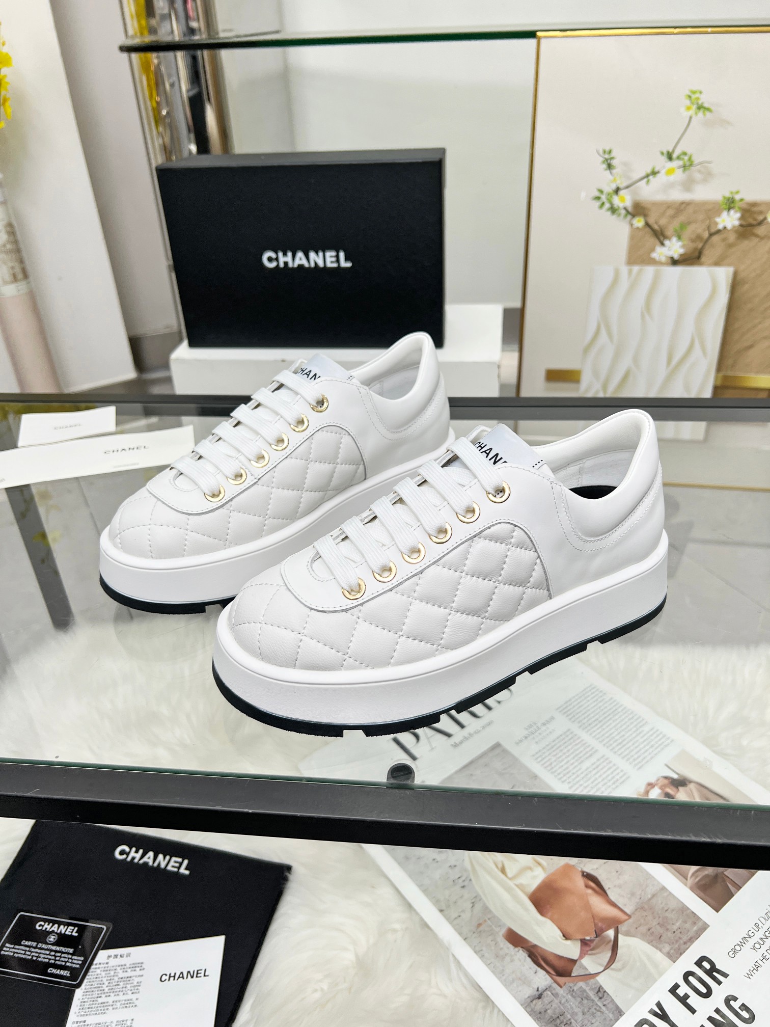 Chanel高仿休閒運動鞋白色菱格紋厚底設計金屬孔綁帶百搭時尚風格