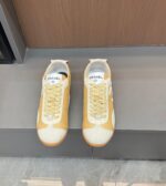 Chanel高仿休閒運動鞋金黃色拼接雙C標誌綁帶設計時尚潮流風格
