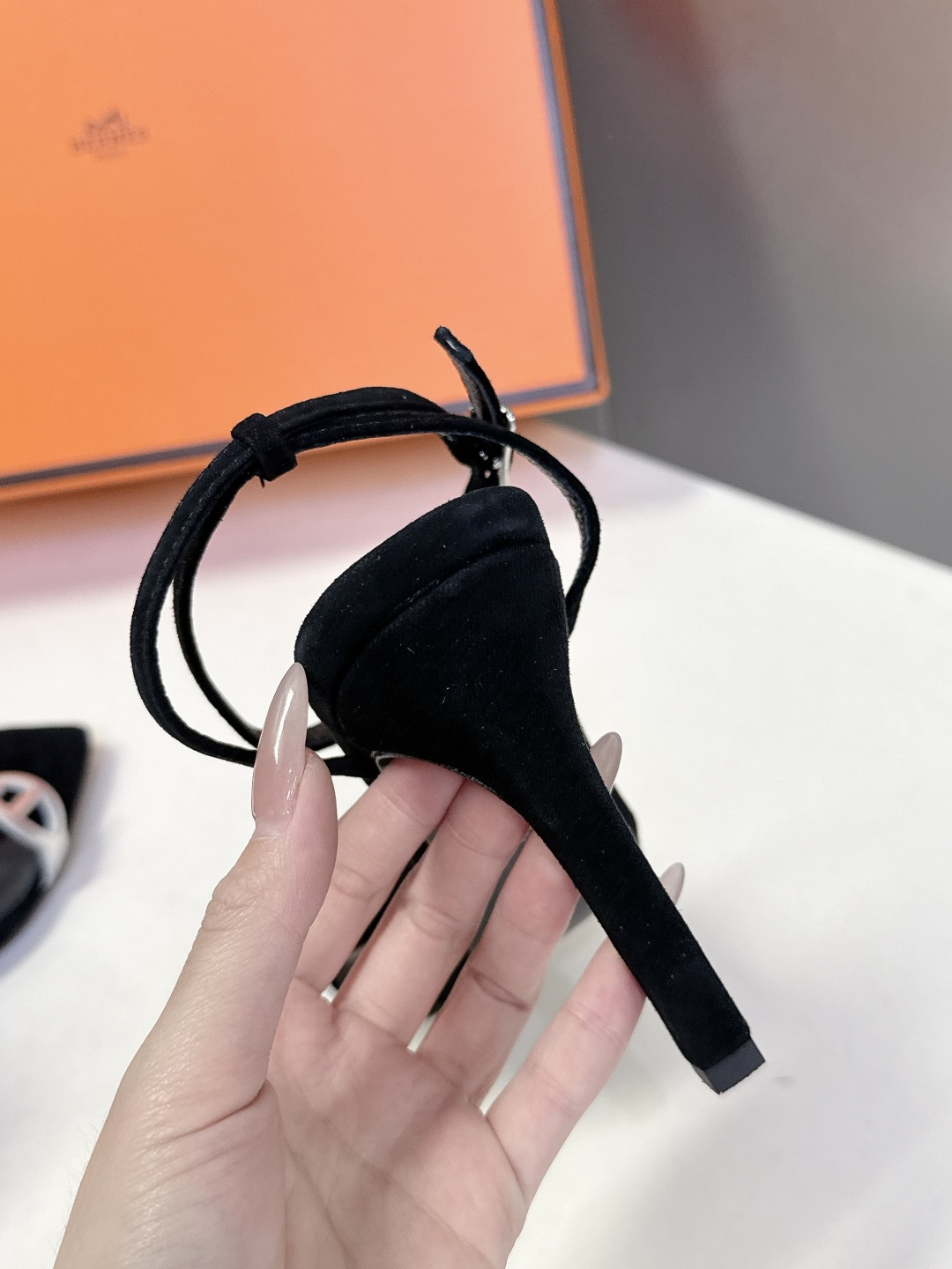 愛馬仕精品仿製高跟涼鞋金屬鏈條設計細跟優雅氣質時尚精品風格