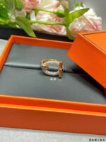 愛馬仕精品仿製鑲鑽戒指橢圓扣環設計精緻優雅高端珠寶風格
