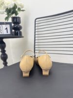 Chanel高仿瑪莉珍尖頭高跟鞋米杏色漆皮單帶設計優雅氣質風格