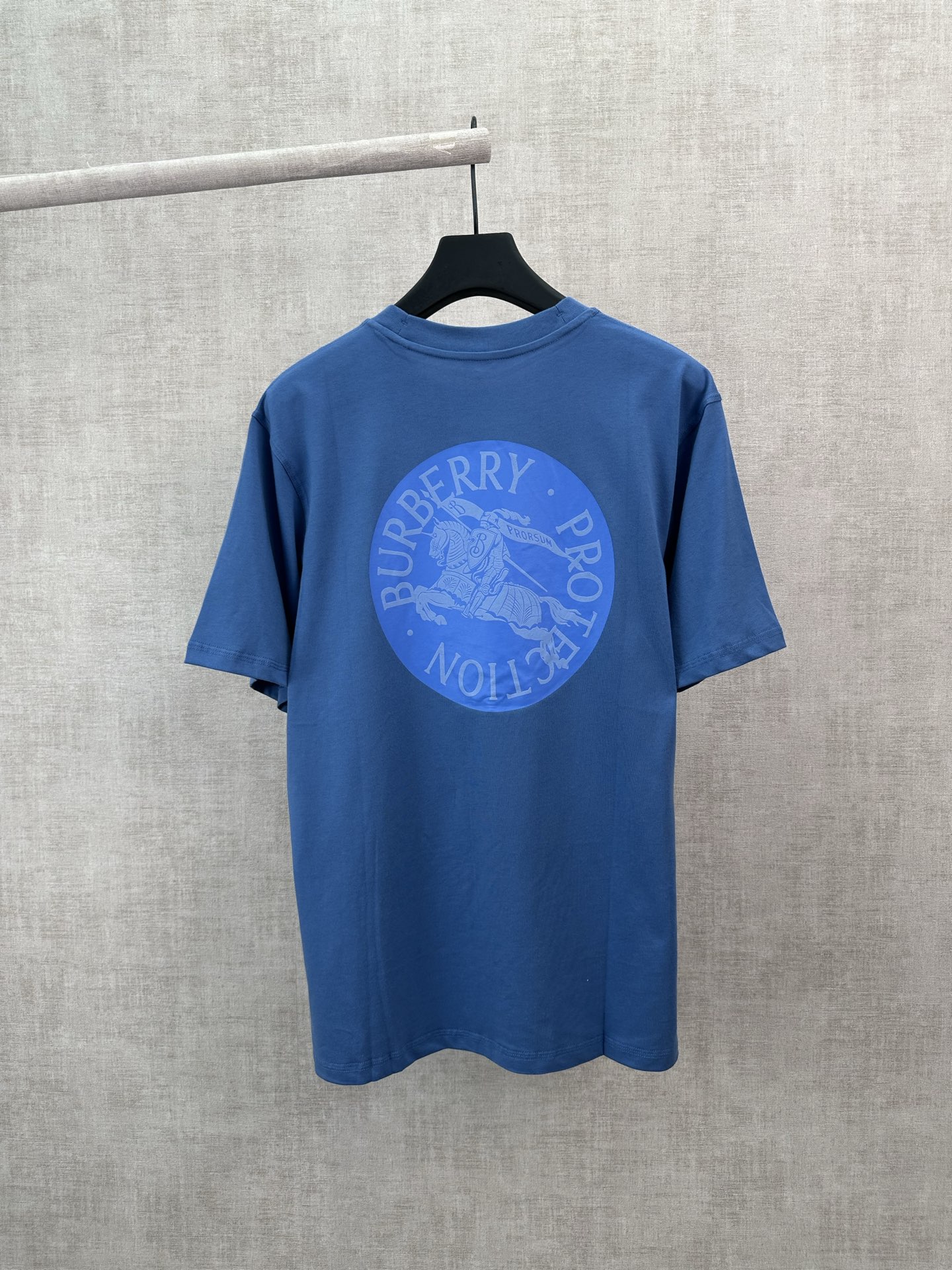 Burberry高仿短袖T恤簡約騎士刺繡設計藍色清爽百搭英倫休閒風格