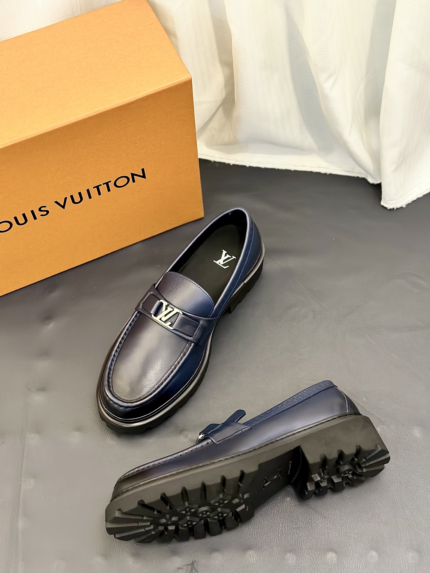 Louis Vuitton高仿男士深藍皮革樂福鞋LV金屬扣設計商務休閒百搭款