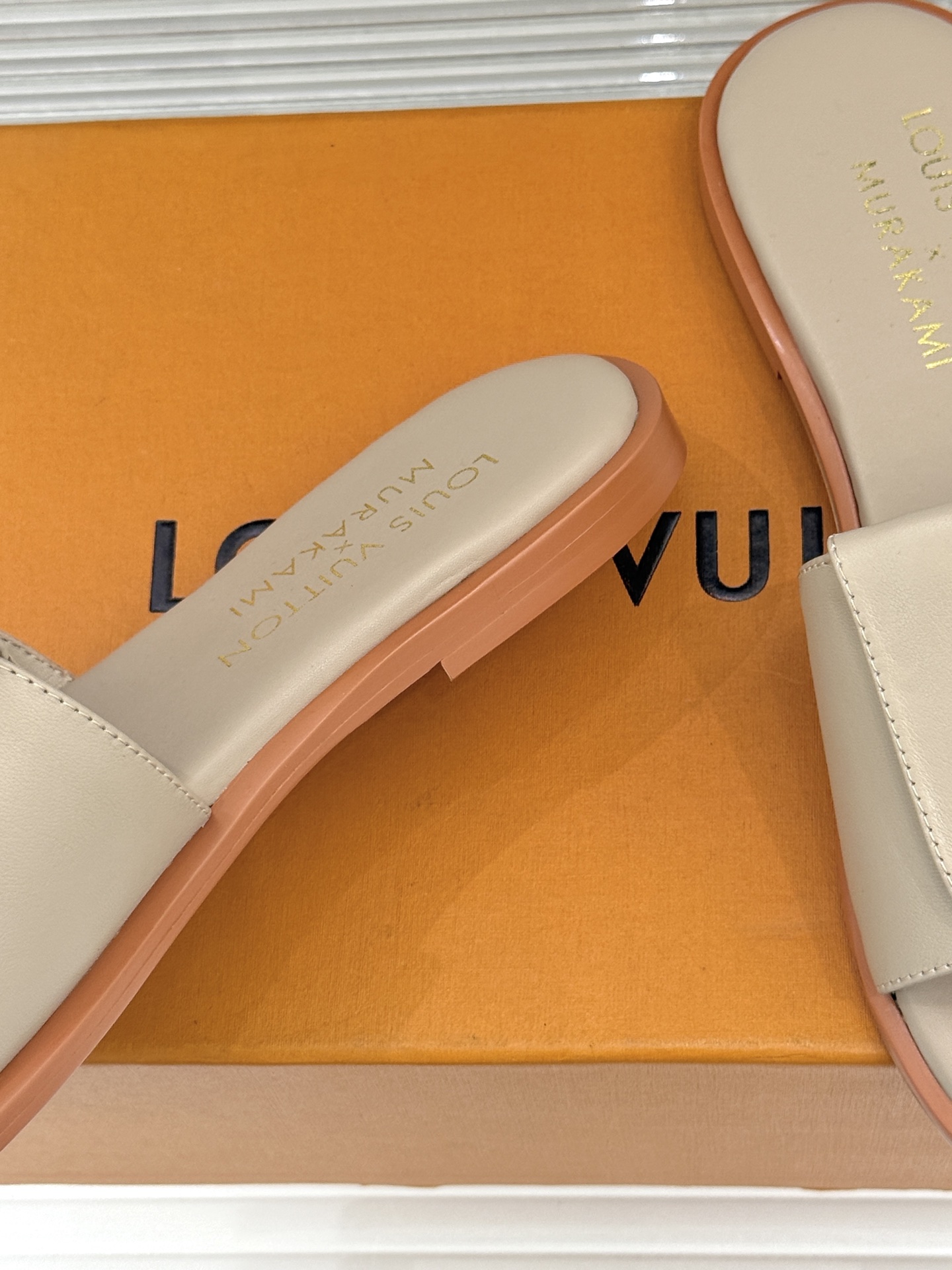 Louis Vuitton高仿杏色拖鞋Murakami聯名LV Logo溫柔質感百搭款