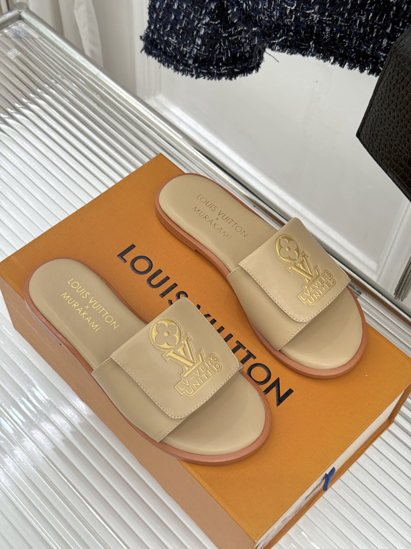 Louis Vuitton高仿米色拖鞋Murakami聯名LV Logo休閒百搭夏日款