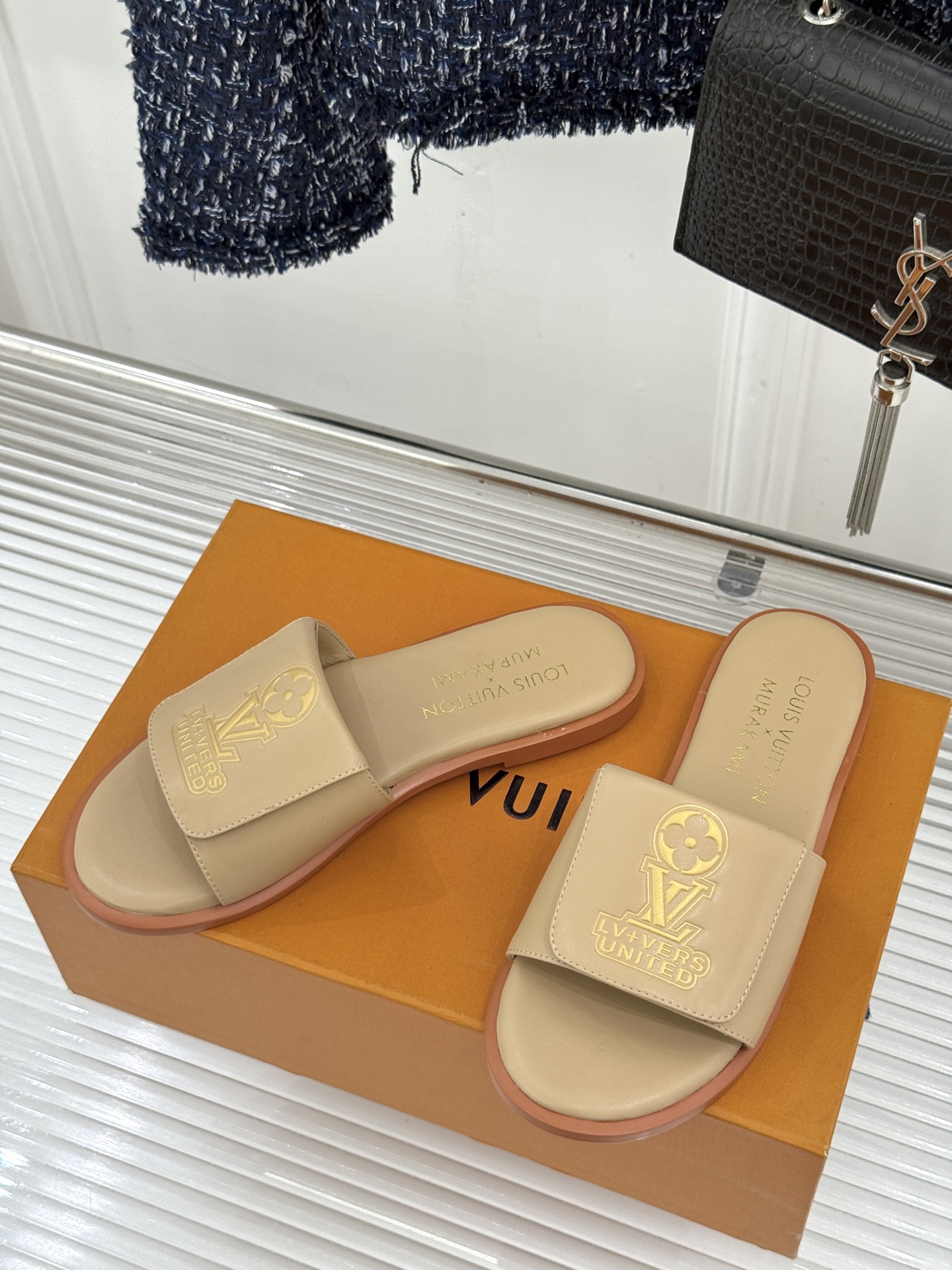 Louis Vuitton高仿米色拖鞋Murakami聯名LV Logo休閒百搭夏日款
