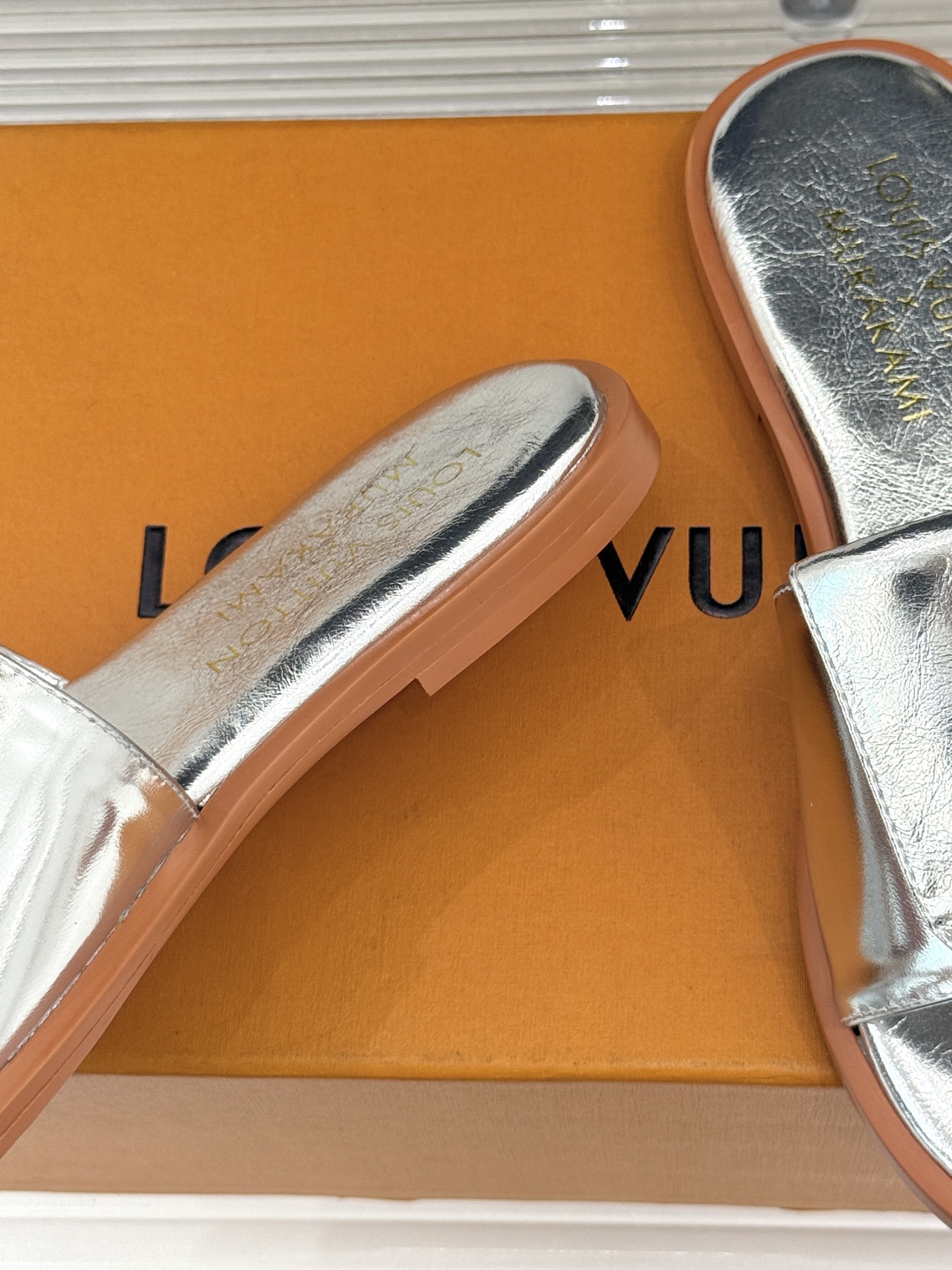 Louis Vuitton頂級原單銀色拖鞋LV立體Logo時尚亮面夏日休閒款